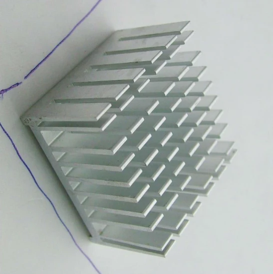 Dissipador de calor de alumínio CNC de extrusão Preço Protótipo de hardware de processamento de metal disponível na fábrica